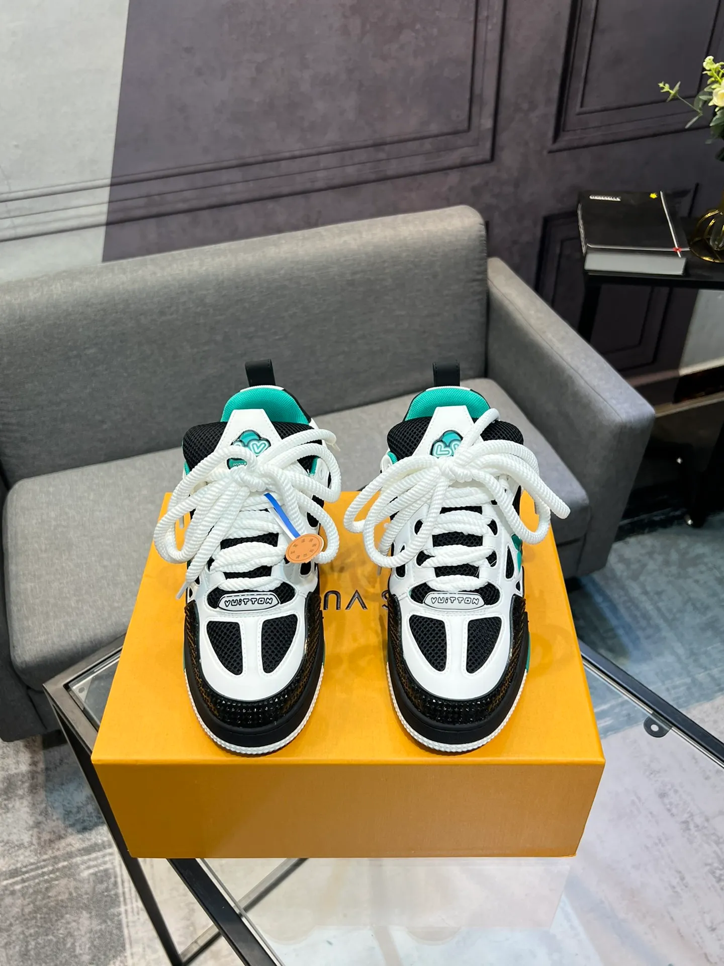 Men's men's shoes💰800 LV top version new style purchasing quality LV~Louis Vuitton LV TRAINER's best-looking sneakers, donkey brand strongly promotes new products, official website limited edition retro basketball sneakers! Both high-top and low-top models spent money to purchase 1:1 accurate reproductions of the originals. The details are invincible and full of sincerity. The imported custom-made original cowhide leather is the same as the original package. The details are 100% restored. The private model customizes the original one-piece TPU outsole. It is different from other brands. Without the original version, this effect cannot be achieved!                Men's and women's models 35-40 39-45 (46 is custom-made and cannot be returned or exchanged)
